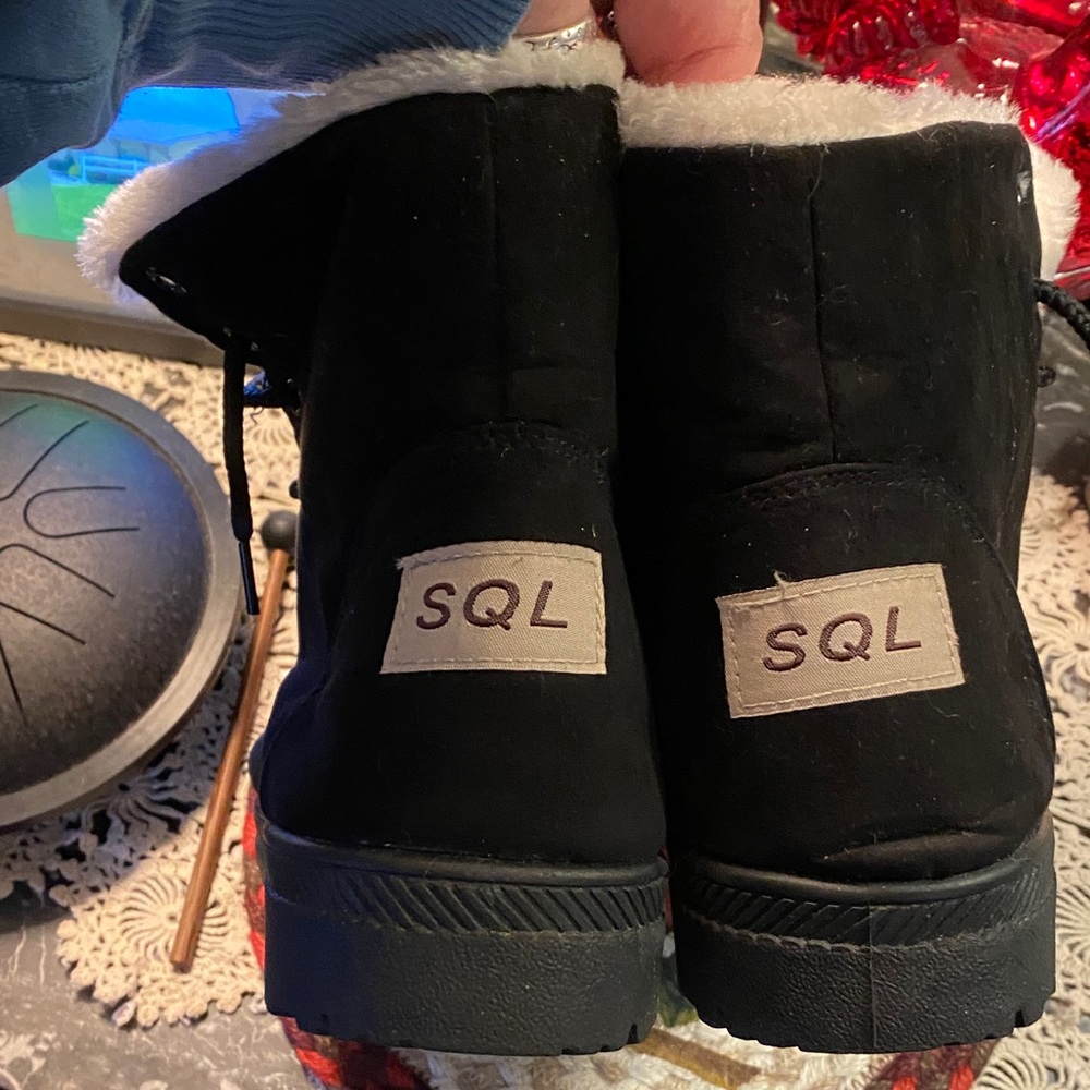 Cozy Black Winter Boots - Picture 3 of 6